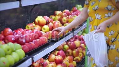 女人在<strong>超市</strong>里买食物、水果、苹果、桔子。女孩在<strong>超市</strong>里挑选食物、<strong>蔬菜</strong>、水果